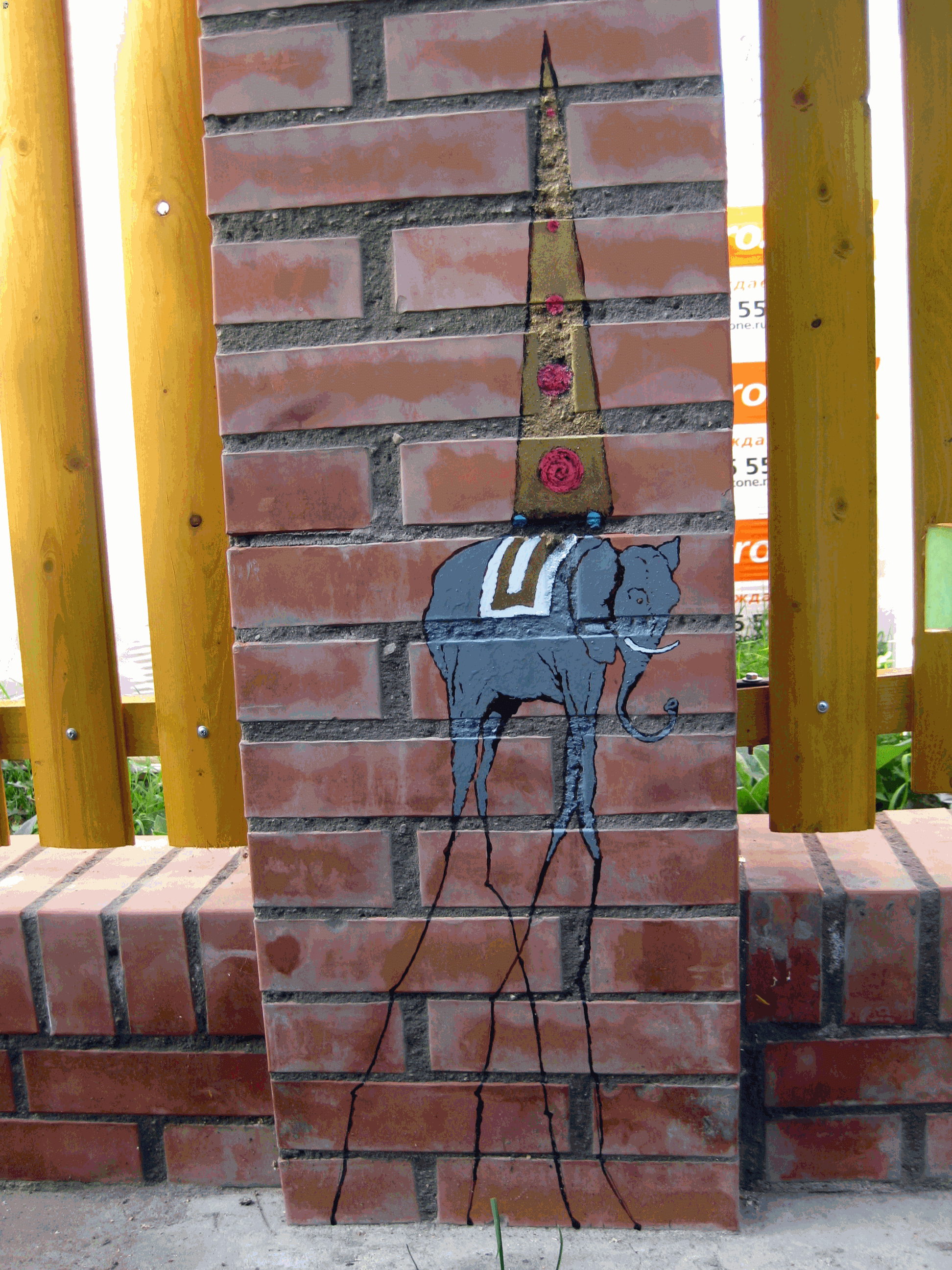 кирпичный забор Сальвадора Дали, инкрустация цветным стеклом, рисунок на кирпиче