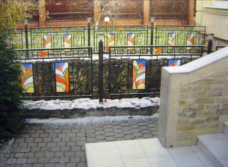 кованая ограда с витражными элементами, vinogradov-shd.ru
